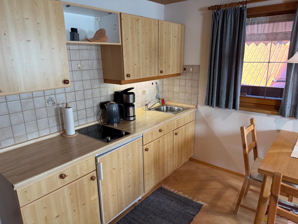 Coffee/tea facilities, Kitchen or kitchenette, stove
