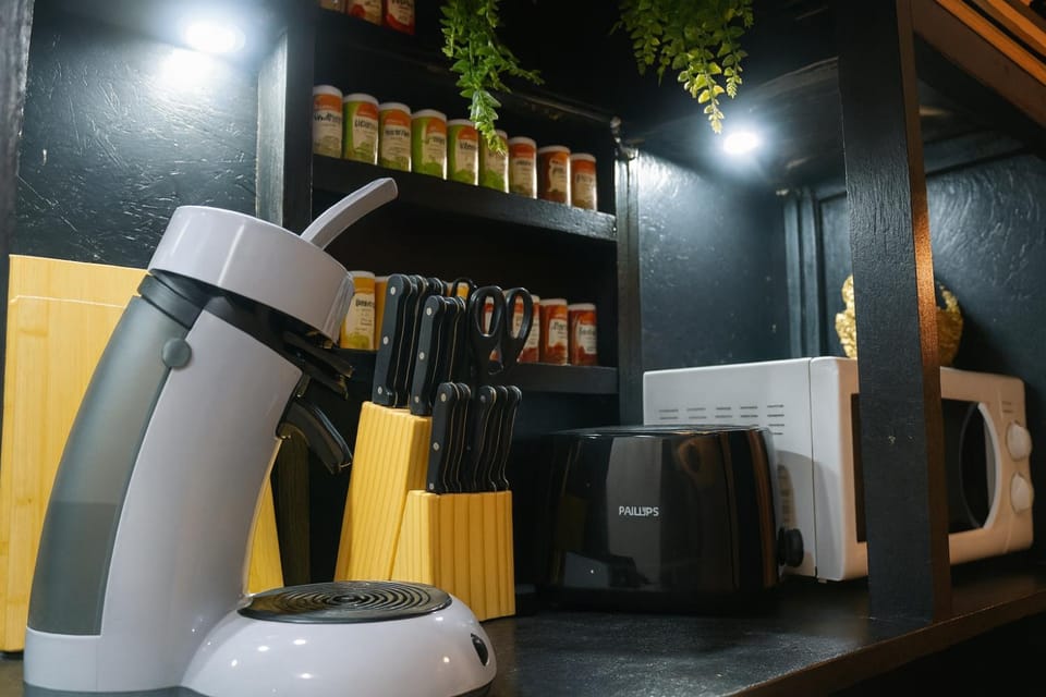 Coffee/tea facilities, Kitchen or kitchenette, microwave, oven, stove, kitchen