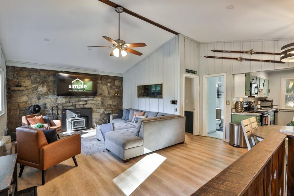 Roaring Bear Cabin - Secluded Killington Retreat with Hot Tub and Fire Pit Cabin in Mendon