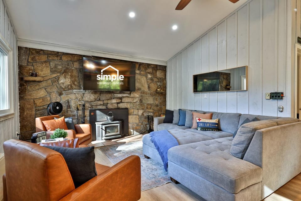 Roaring Bear Cabin - Secluded Killington Retreat with Hot Tub and Fire Pit Cabin in Mendon