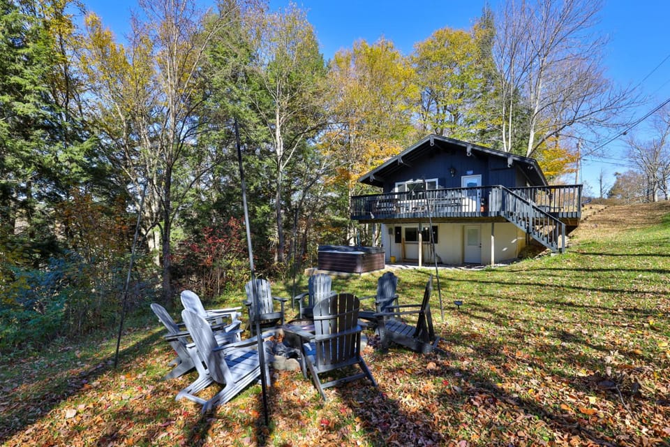 Roaring Bear Cabin - Secluded Killington Retreat with Hot Tub and Fire Pit Cabin in Mendon