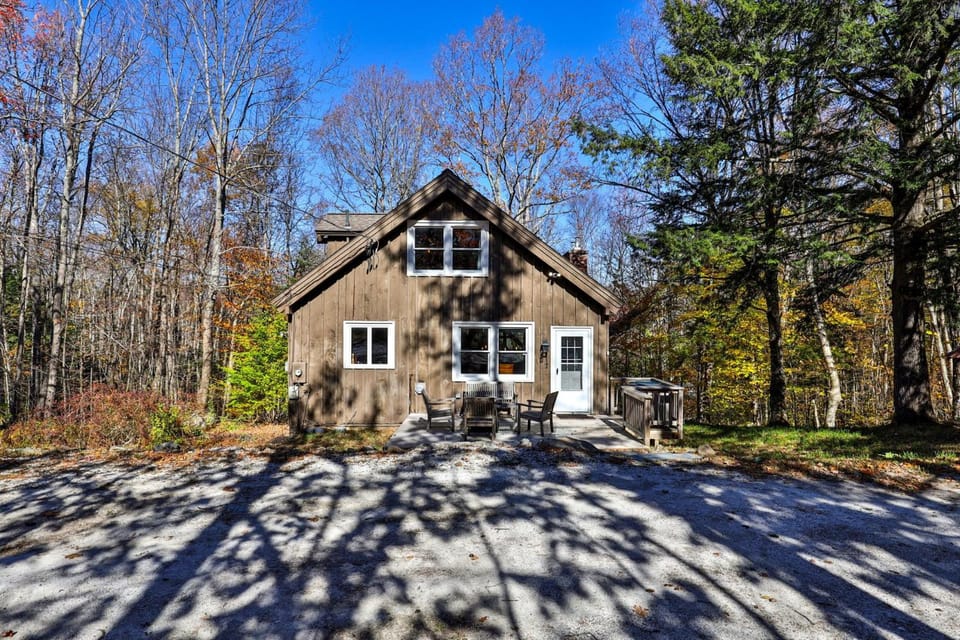 Classic Killington Ski Chalet for 8 with Gear Room, 2 Fireplaces, 5 Mins to Slopes House in Mendon