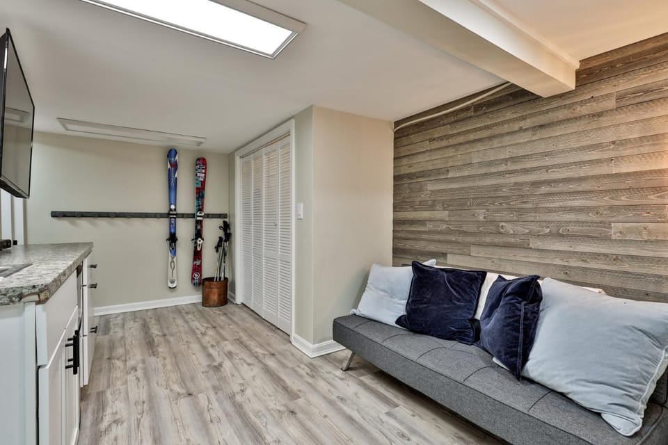 Classic Killington Ski Chalet for 8 with Gear Room, 2 Fireplaces, 5 Mins to Slopes House in Mendon