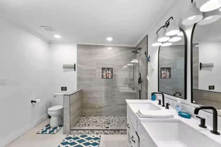 Chic Modern Cottage Near Downtown and Beaches Family House in Shem Creek