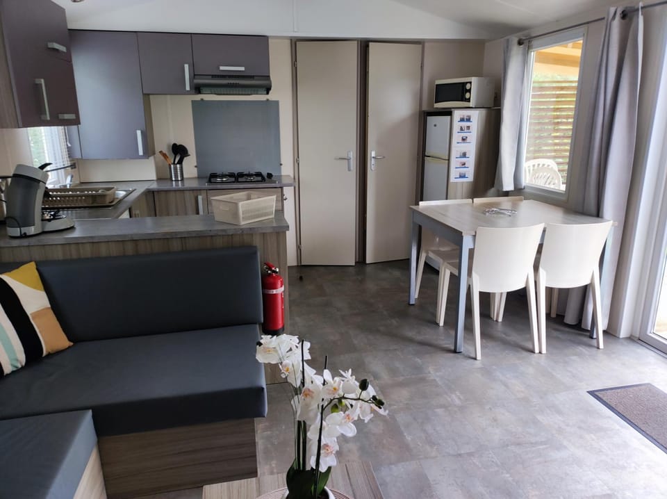 Dining area, kitchen