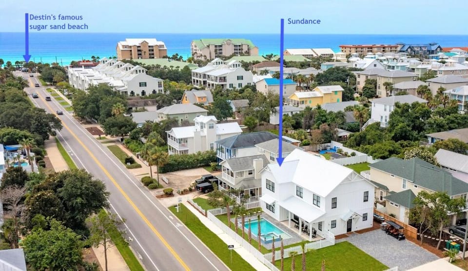 Sundance, Sleeps 18! 1 Block to Beach! Pool and spa! House in Destin