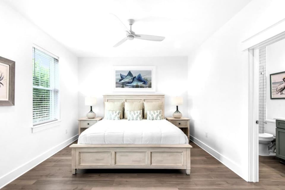 Azure! Sleeps 22 - Golf Cart - Beach Access - Pool House in Destin