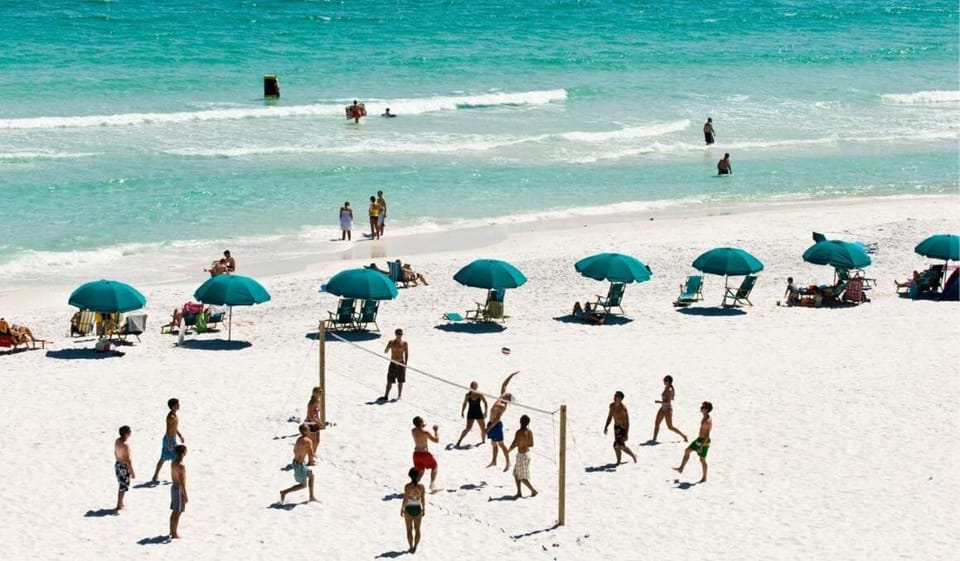 Azure! Sleeps 22 - Golf Cart - Beach Access - Pool House in Destin