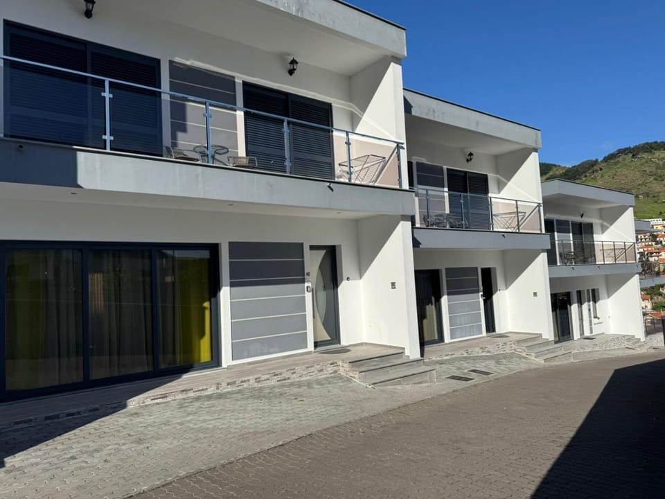 Property building, Balcony/Terrace, Parking