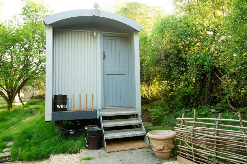 The Organic Cotswolds Shepherds Hut House in England