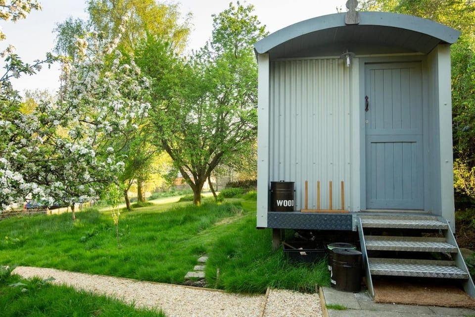 The Organic Cotswolds Shepherds Hut House in England