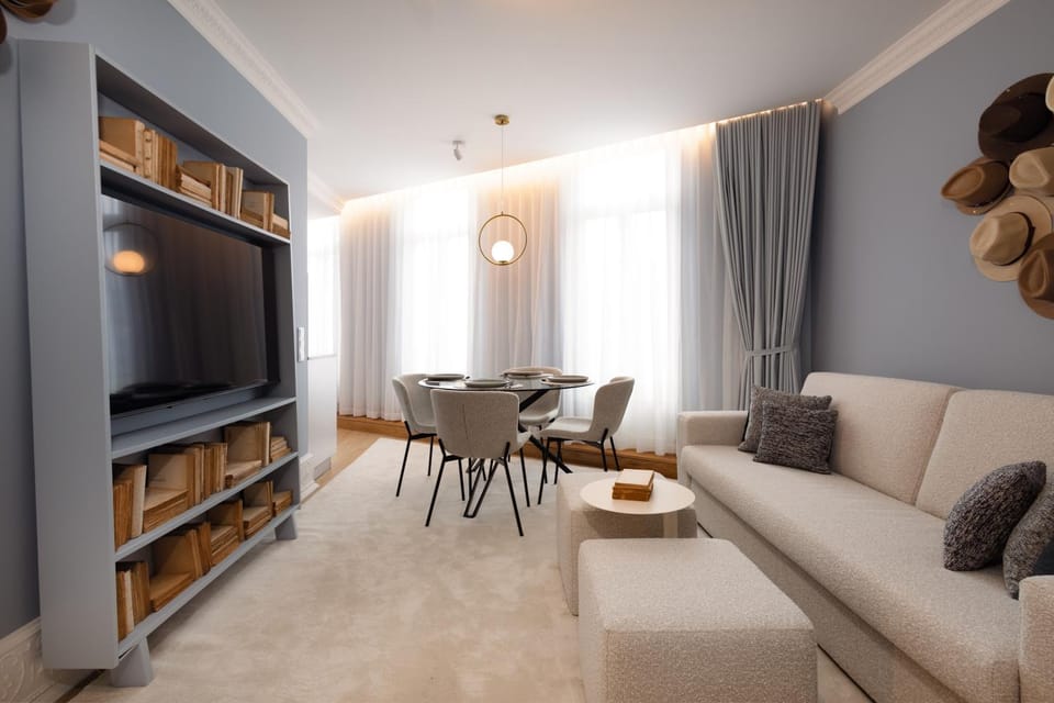 Communal lounge/ TV room, TV and multimedia, Living room, Seating area, Dining area