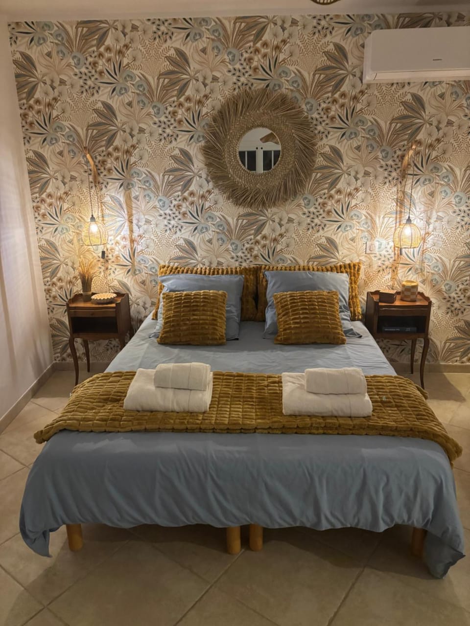 Bed, Photo of the whole room, Bedroom