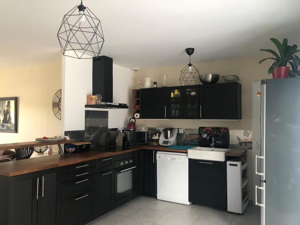 Coffee/tea facilities, Kitchen or kitchenette, dishwasher, oven, stove