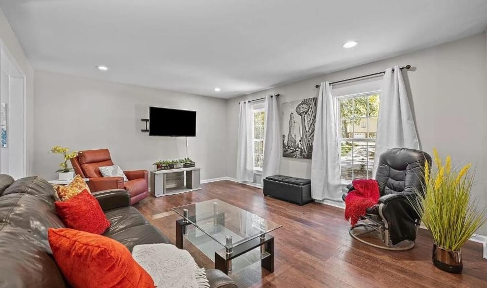 Communal lounge/ TV room, TV and multimedia, Living room, Seating area, Evening entertainment