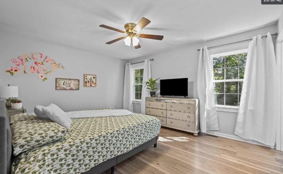 Bed, TV and multimedia, Bedroom