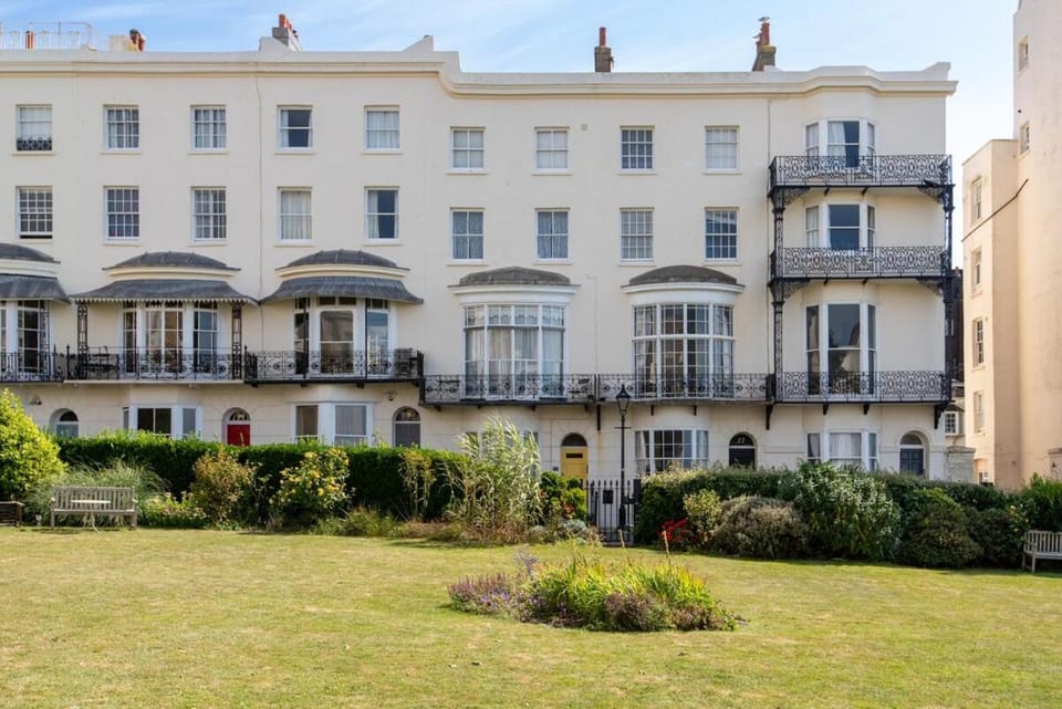 Modern One Bedroom Near the Sea - 26Marine Sq by Bluehouse Shortlets Brighton Apartment in Brighton