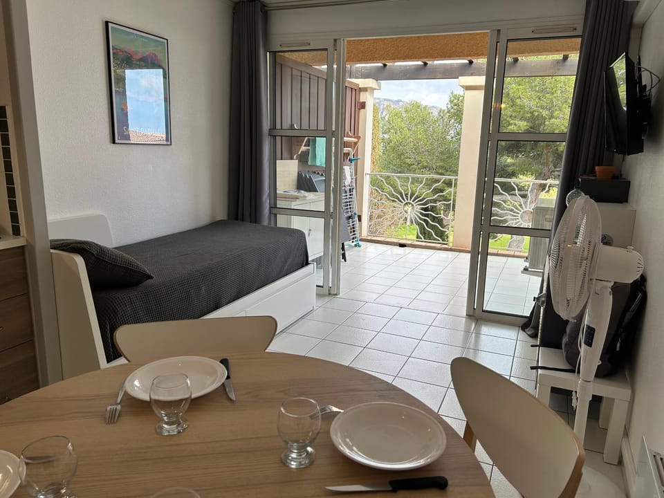 Living room, Dining area