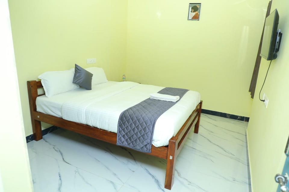 TV and multimedia, Photo of the whole room, Bedroom