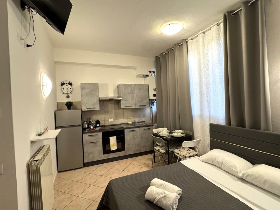 TV and multimedia, Kitchen or kitchenette, Seating area, Dining area, oven, stove