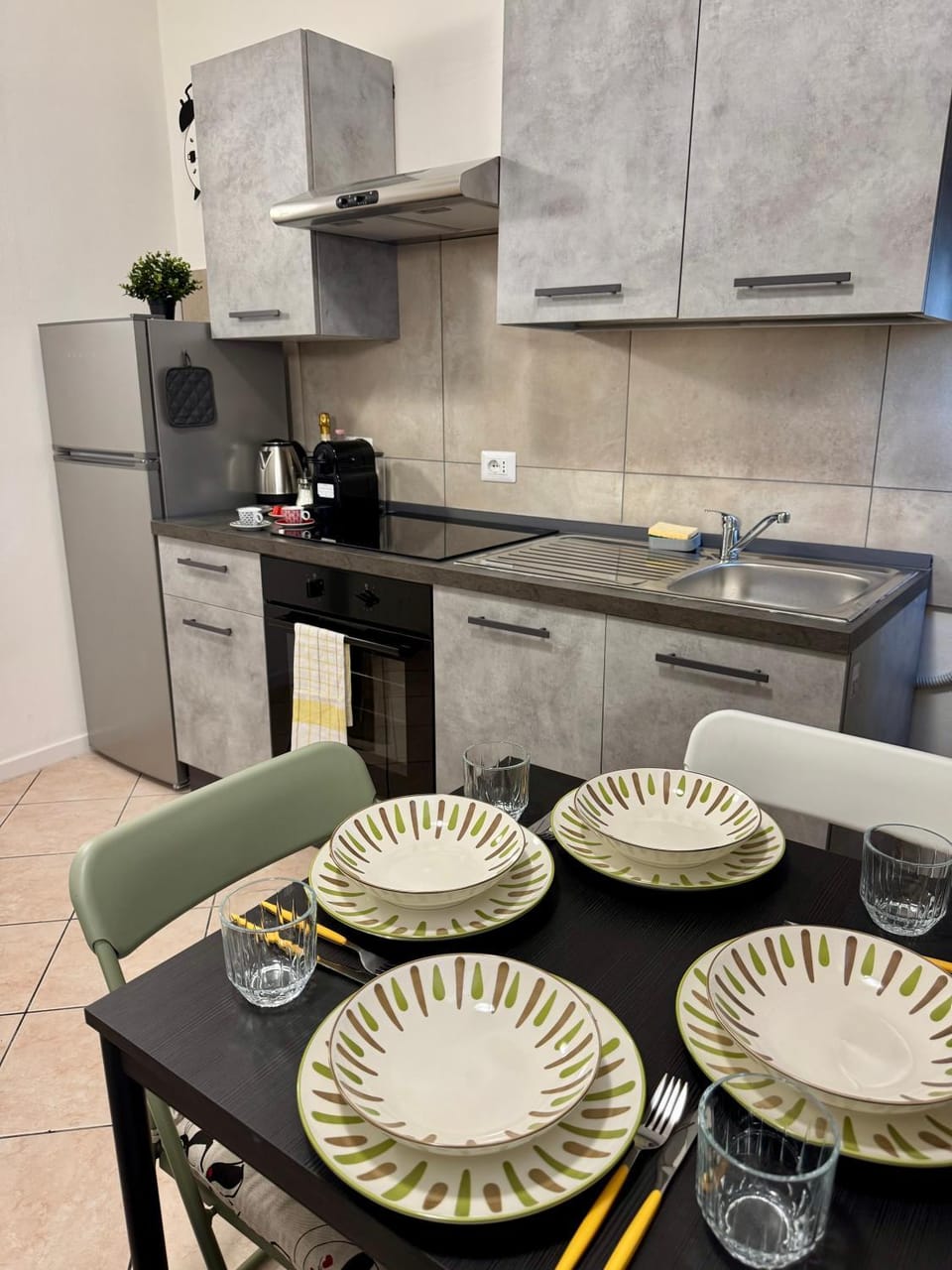 Kitchen or kitchenette, Dining area, minibar, stove