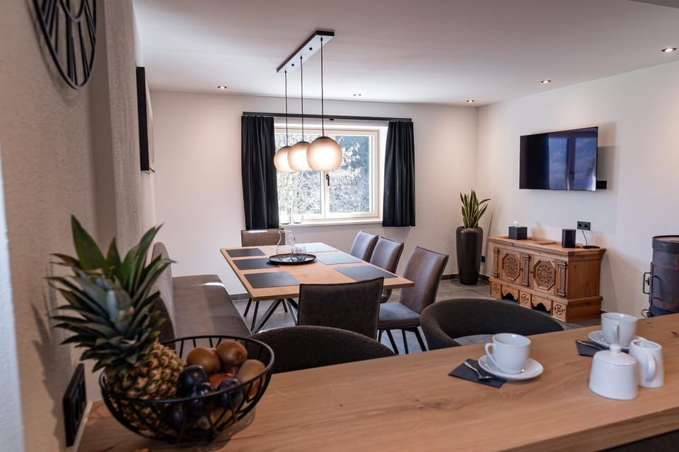 Seating area, Dining area, Food