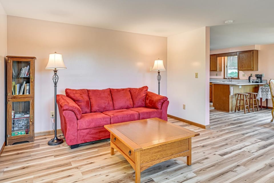 ‘Dirt Road Digs’ - Quiet Home in Lakeville! House in Ohio