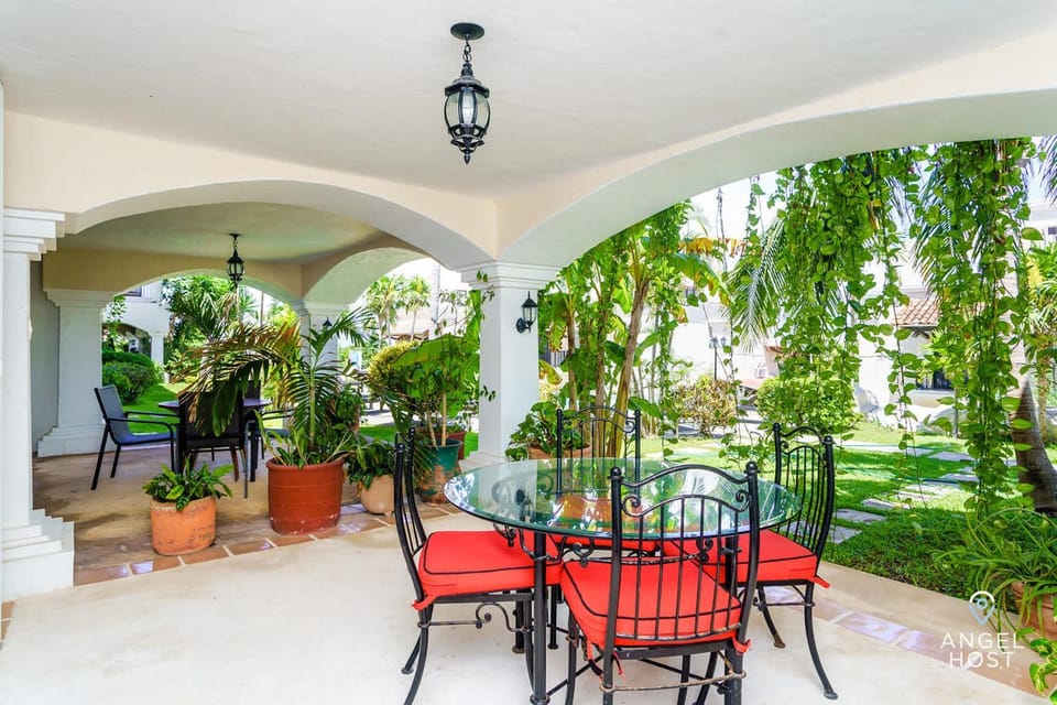 Patio, Day, Seating area, Dining area