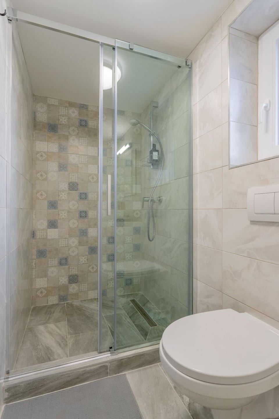 Shower, Toilet