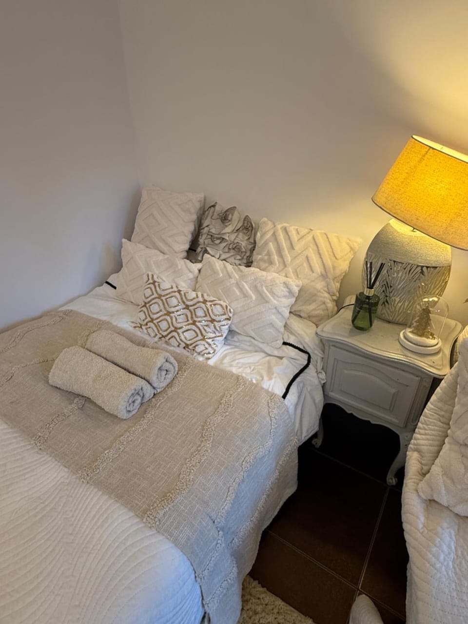 Bed, Bedroom, towels