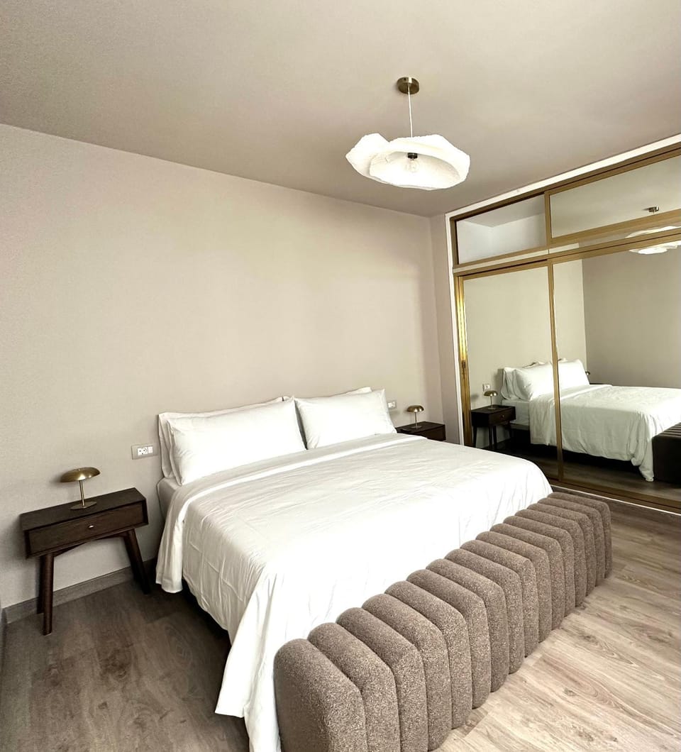 Photo of the whole room, Bedroom, wardrobe