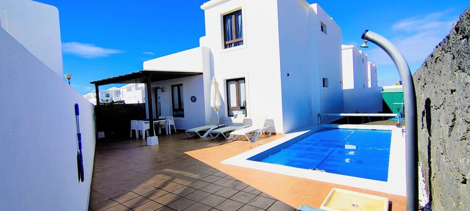 Property building, Patio, Day, Pool view, Swimming pool, sunbed