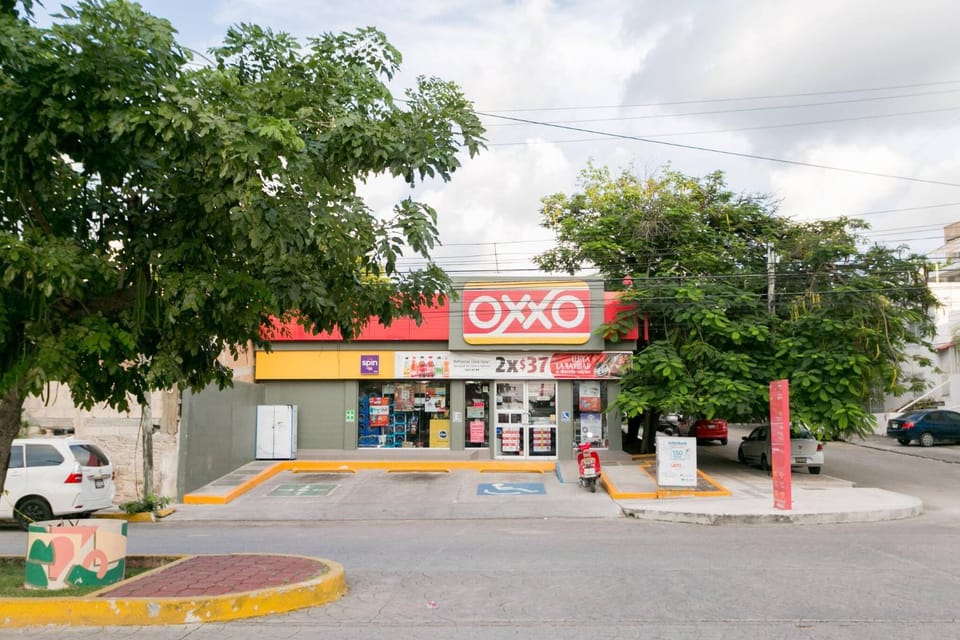 Property building, Restaurant/places to eat, Neighbourhood, Fitness centre/facilities, Supermarket/grocery shop, Swimming pool