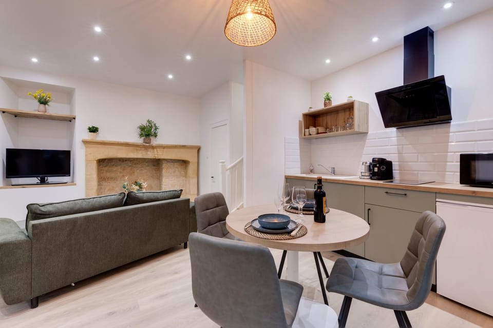 Communal lounge/ TV room, Kitchen or kitchenette, Living room, Dining area, Meals, stove, stove, kitchen, kitchen