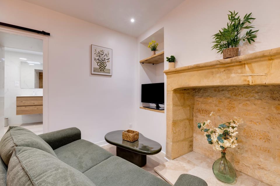 Communal lounge/ TV room, TV and multimedia, Living room, Lounge or bar, Seating area, fireplace