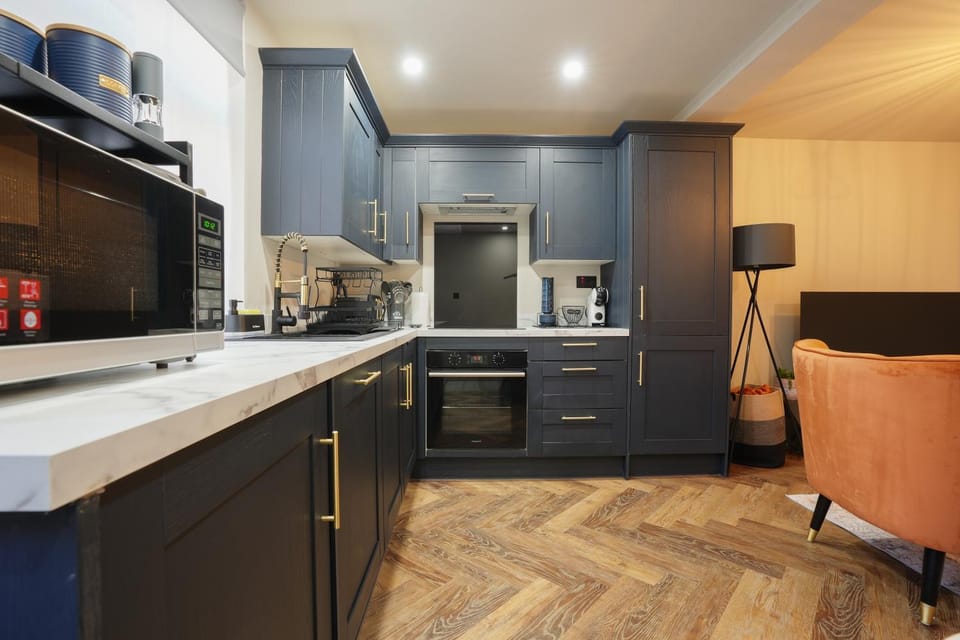 Coffee/tea facilities, Kitchen or kitchenette, oven, stove, toaster