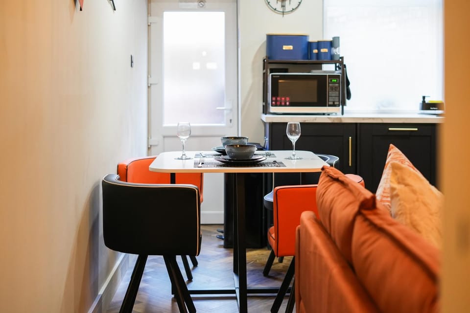 Kitchen or kitchenette, Dining area