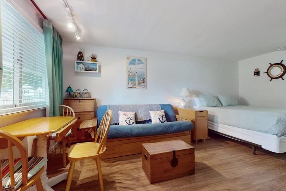 The Lighthouse Getaway -- Holiday House M19 Apartment in Wells