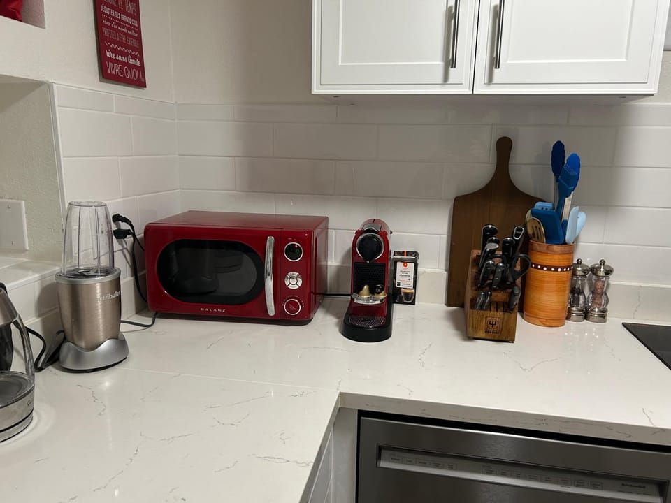 Coffee/tea facilities, Kitchen or kitchenette, stove, toaster