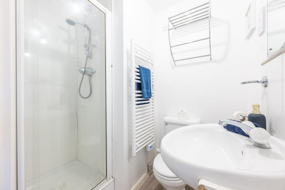 Modern 2BR Apartment with Water Views & Balcony Apartment in Cardiff