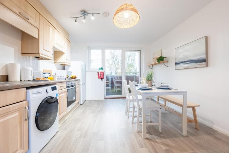 Modern 2BR Apartment with Water Views & Balcony Apartment in Cardiff