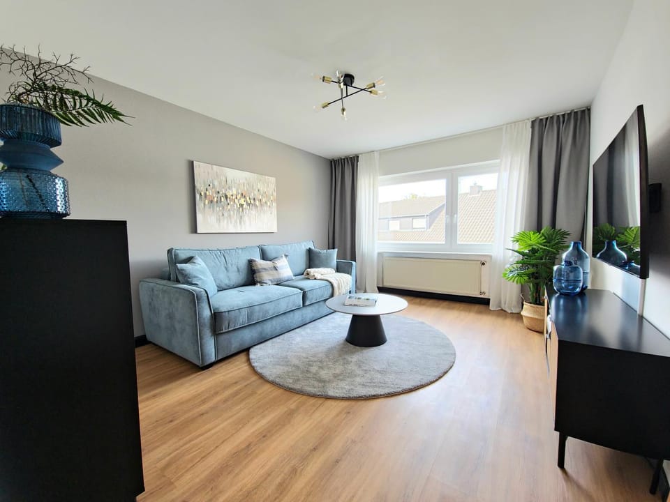 Bed, TV and multimedia, Living room