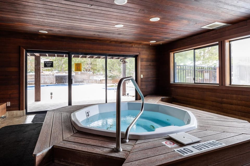 Walk to Canyons Village Charm, Vintage Inspired Interiors, Private Patio, Shared Pool, Minutes from Fine Dining House in Wasatch County