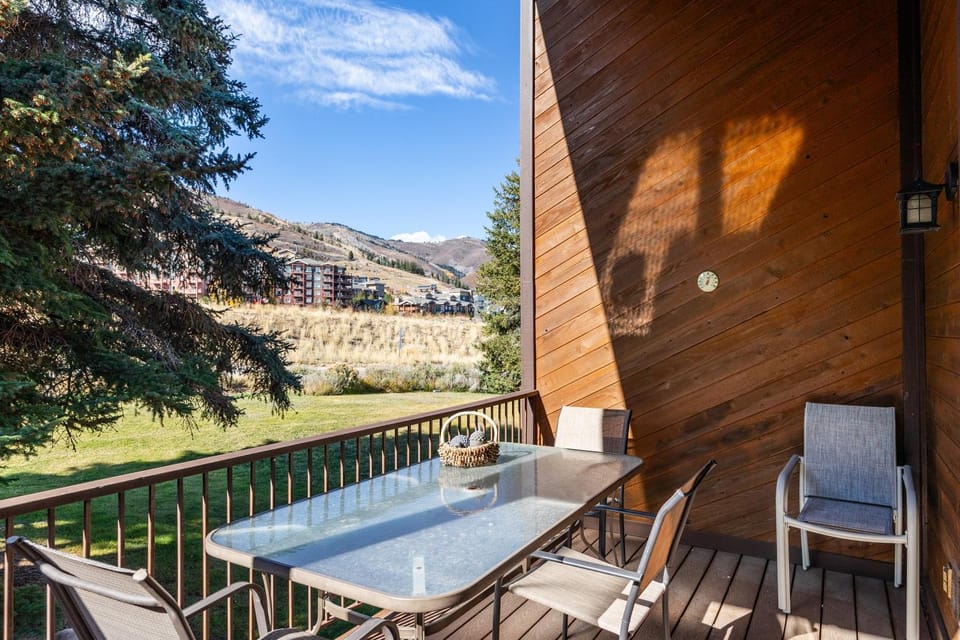 Walk to Canyons Village Charm, Vintage Inspired Interiors, Private Patio, Shared Pool, Minutes from Fine Dining House in Wasatch County
