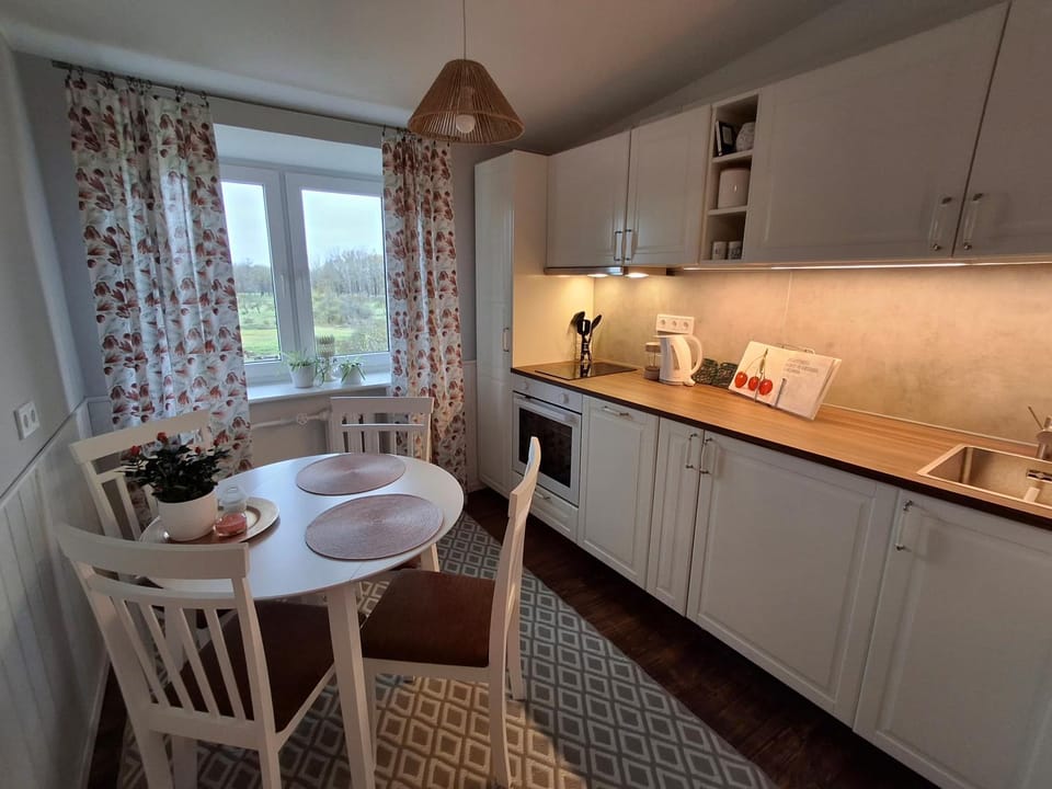 Coffee/tea facilities, Kitchen or kitchenette, Dining area, stove