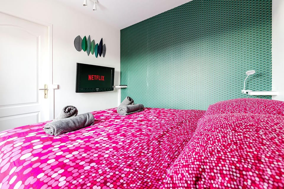 Bed, TV and multimedia, Photo of the whole room, Bedroom