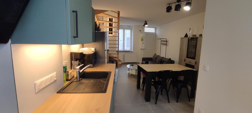 Kitchen or kitchenette, Dining area
