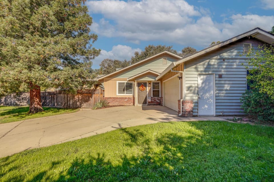 Pet-Friendly Yard! Home 3 Mi to Sky River Casino House in Elk Grove