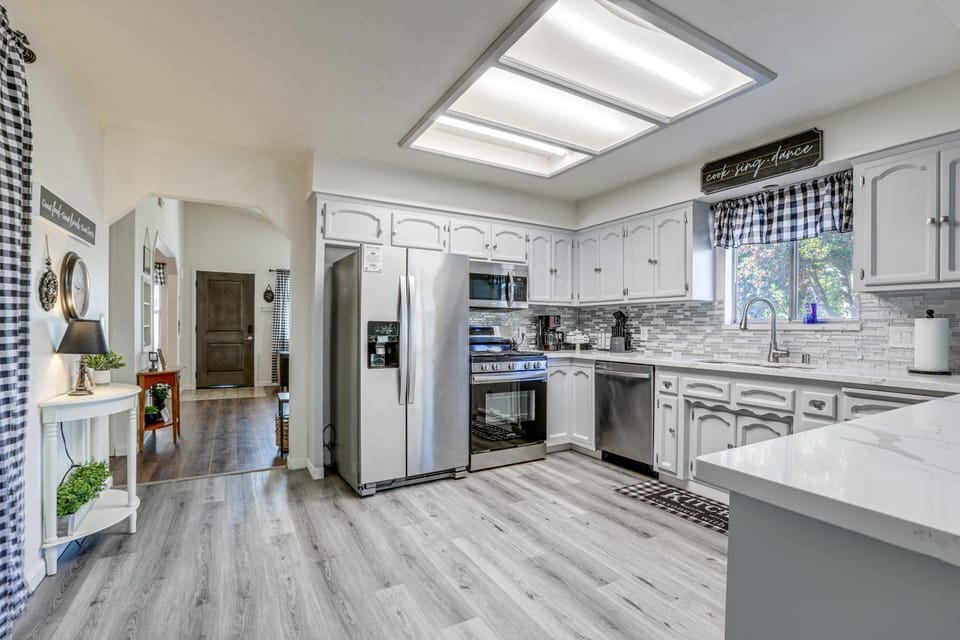 Pet-Friendly Yard! Home 3 Mi to Sky River Casino House in Elk Grove