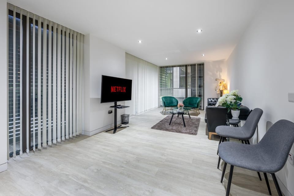TV and multimedia, Living room, Seating area, Evening entertainment
